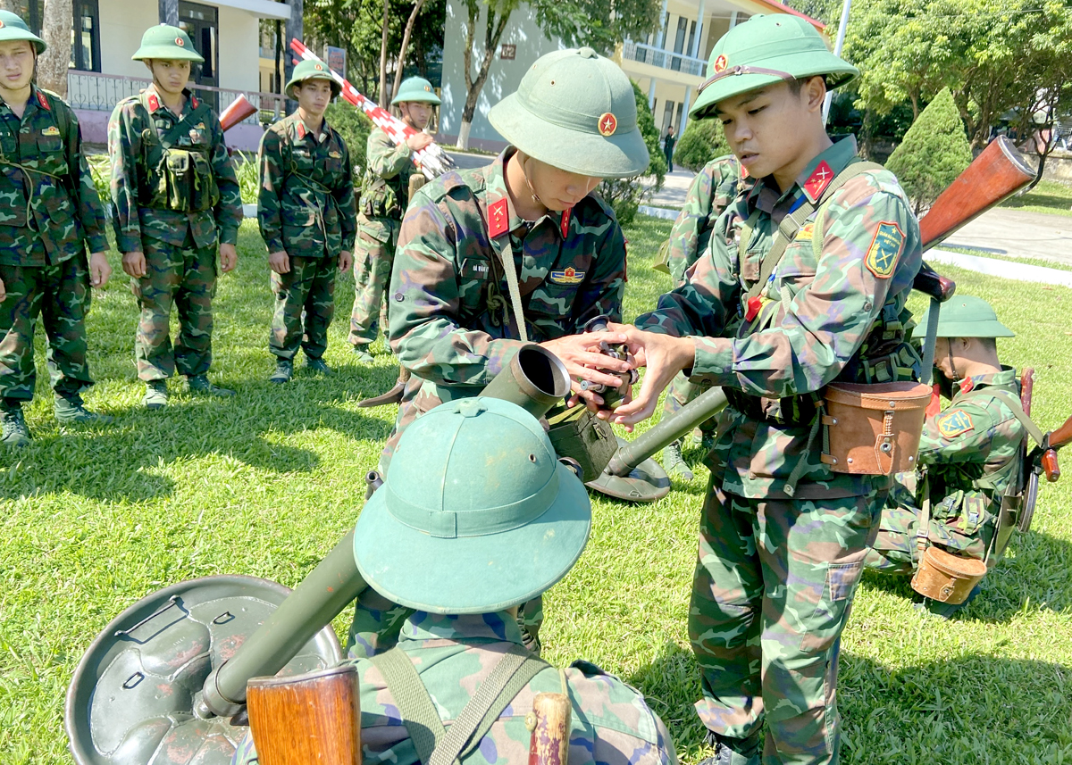 Thượng úy Đặng Bùi Minh Châu (thứ nhất bên phải) huấn luyện Khẩu đội Cối 82mm.