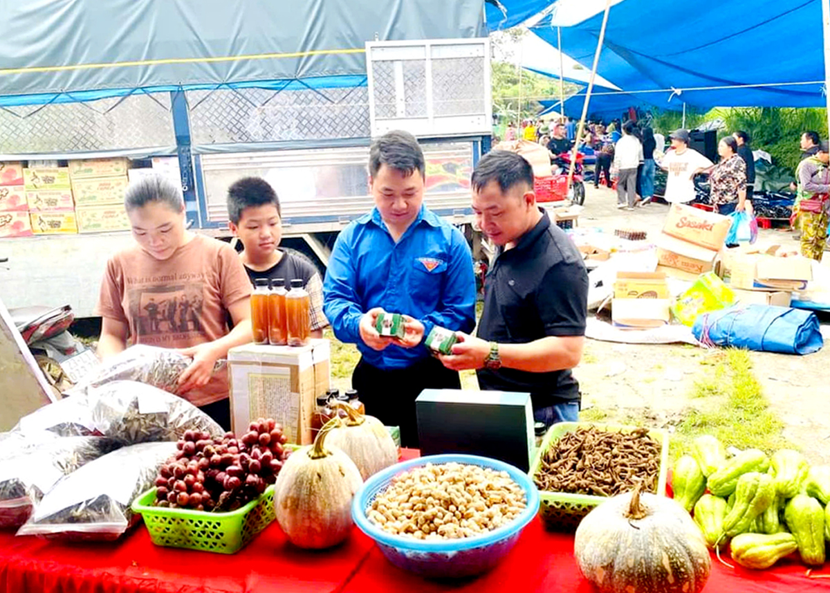 A Cao Ma Po Commune youth member introduces local agricultural products to consumers.