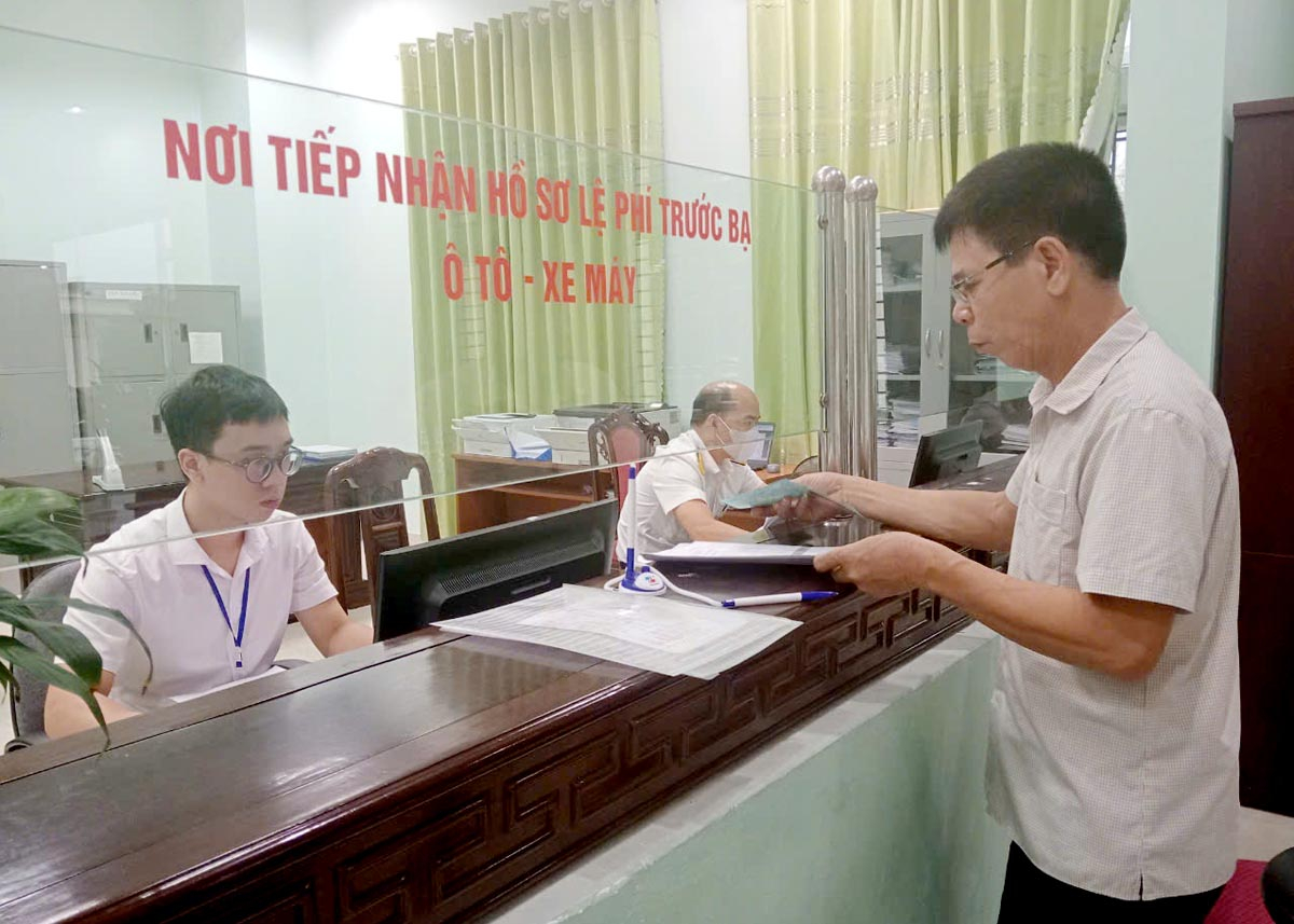 Taxpayers come to the Ha Giang City Tax Sub-department to pay registration fees.