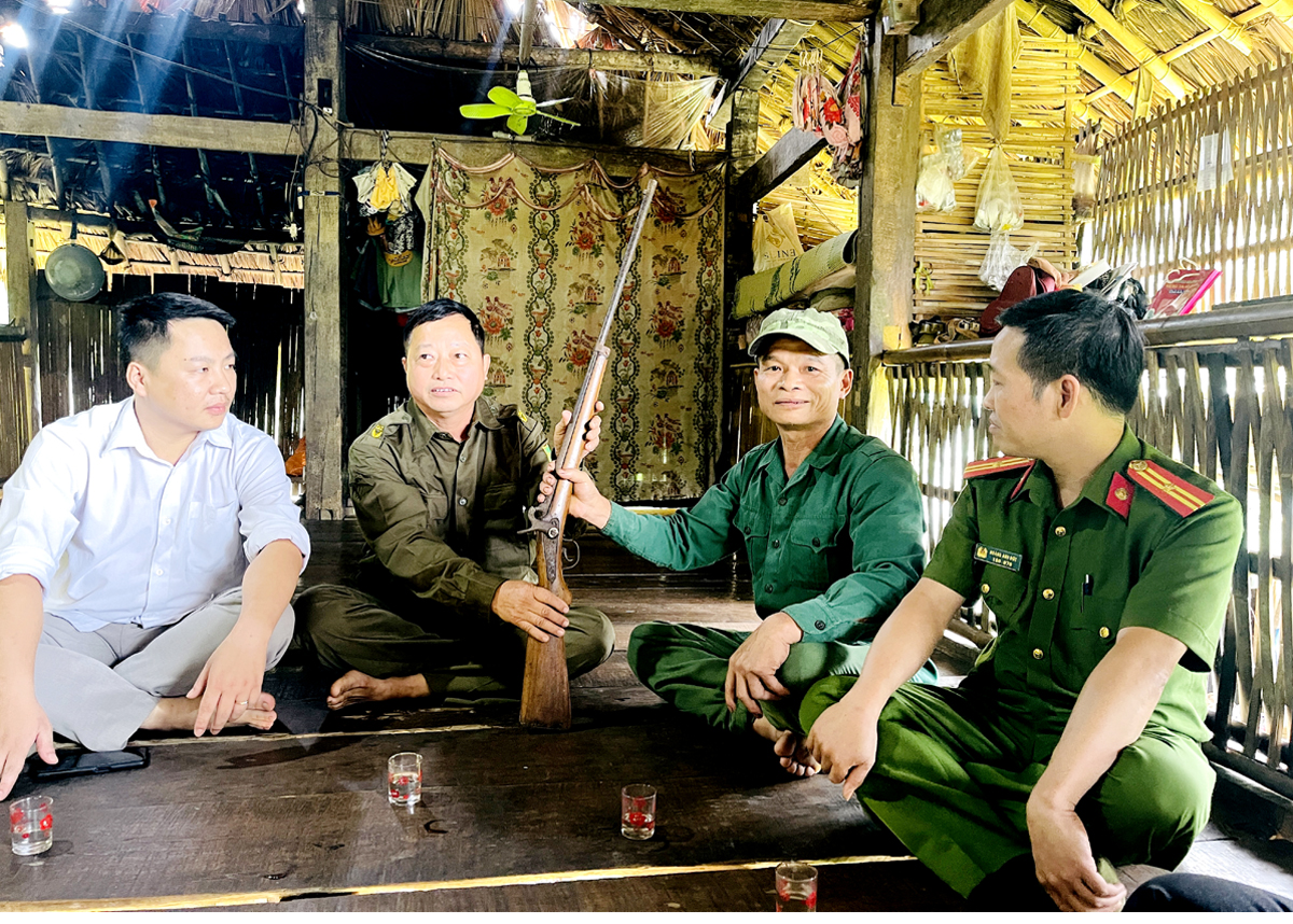 Thông qua công tác tuyên truyền, người dân xã Phú Linh (Vị Xuyên) tự giác giao nộp vũ khí cho lực lượng chức năng.