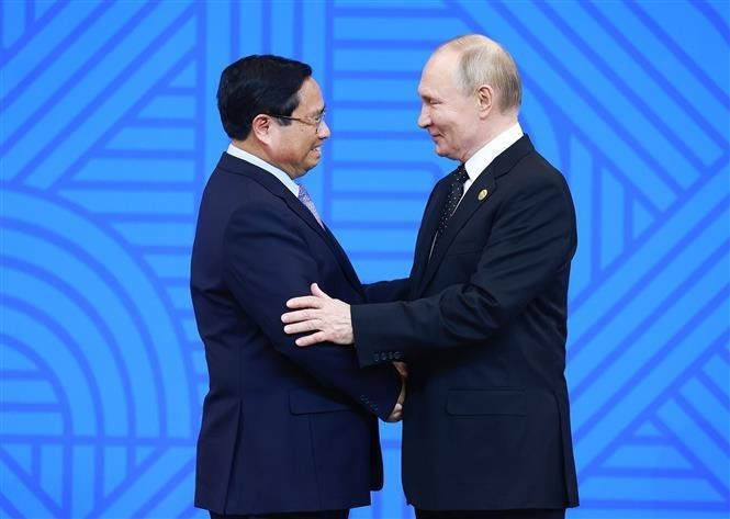 Russian President Vladimir Putin, Chair of BRICS 2024, welcomes Prime Minister Pham Minh Chinh. 