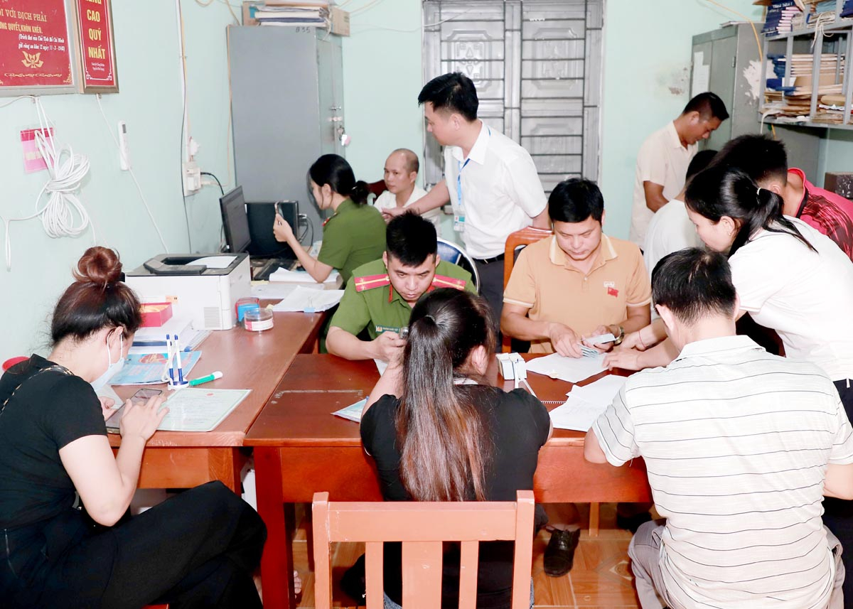 The Vi Thuong Commune Police assist citizens in obtaining citizen identification cards and electronic identification accounts.