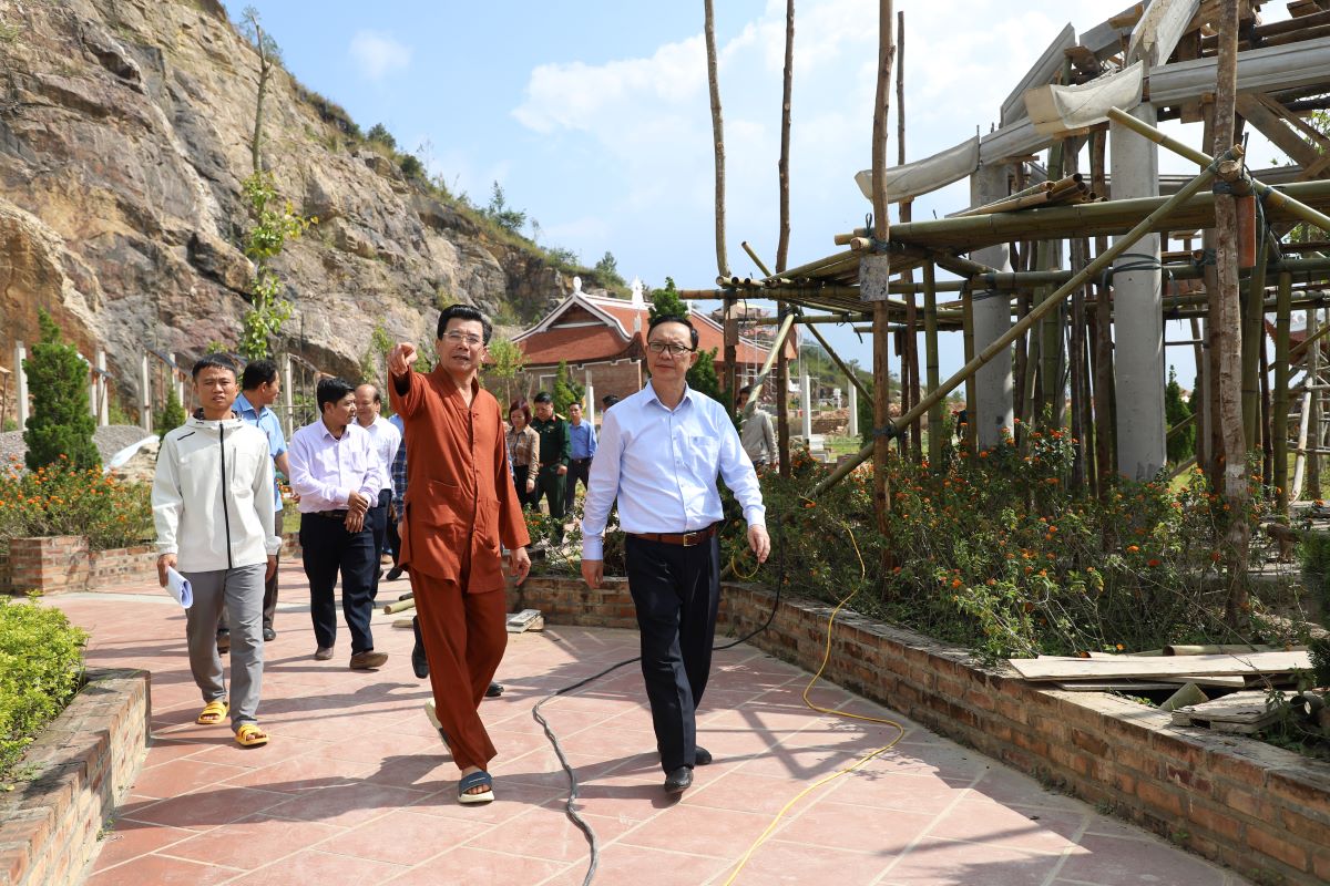 Phó Bí thư Thường trực Tỉnh ủy, Chủ tịch HĐND tỉnh Thào Hồng Sơn kiểm tra tiến độ xây dựng Chùa Lũng Cú