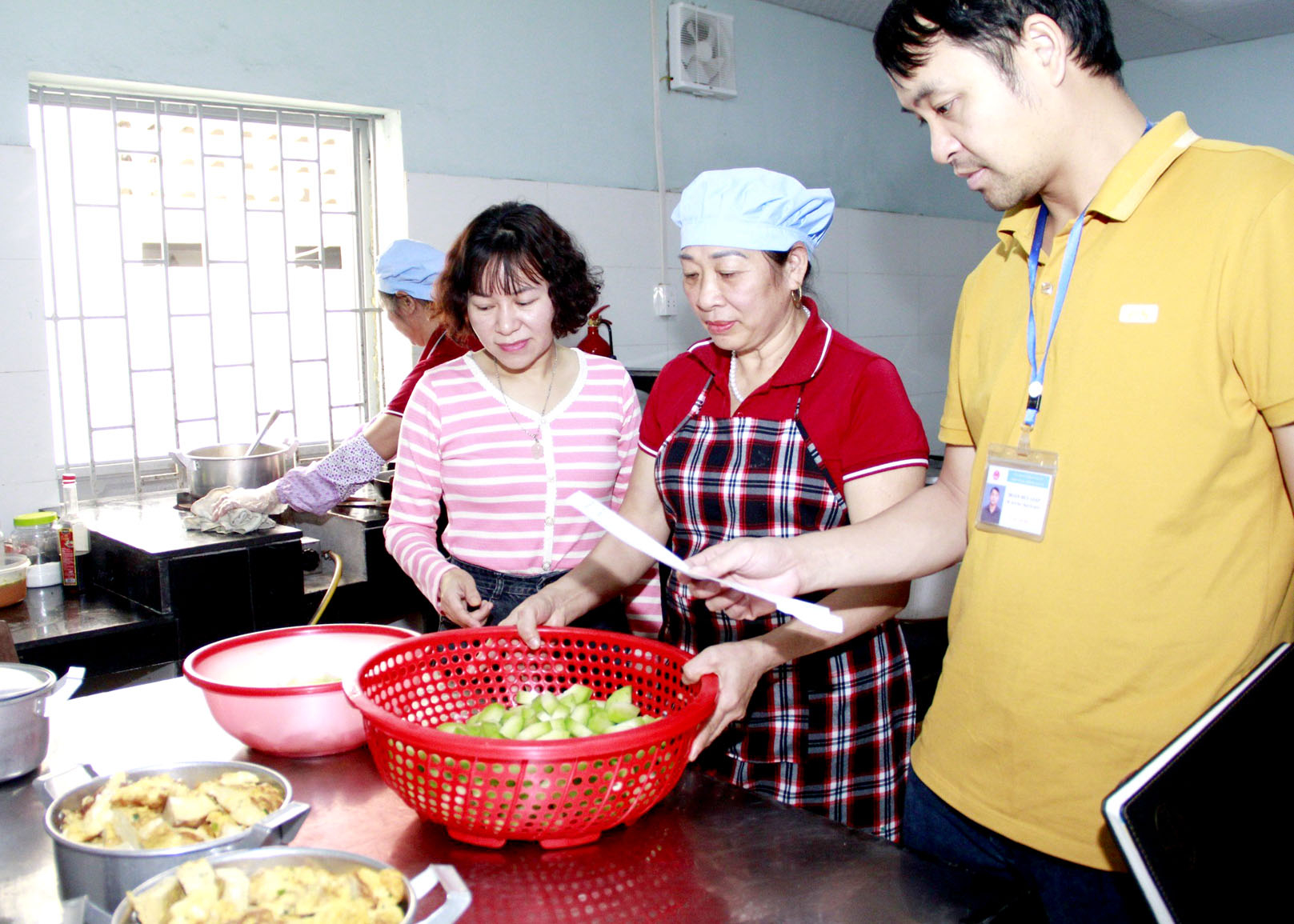 Đại biểu HĐND phường Minh Khai (thành phố Hà Giang) giám sát hoạt động bếp ăn bán trú tại Trường Tiểu học Minh Khai.  
