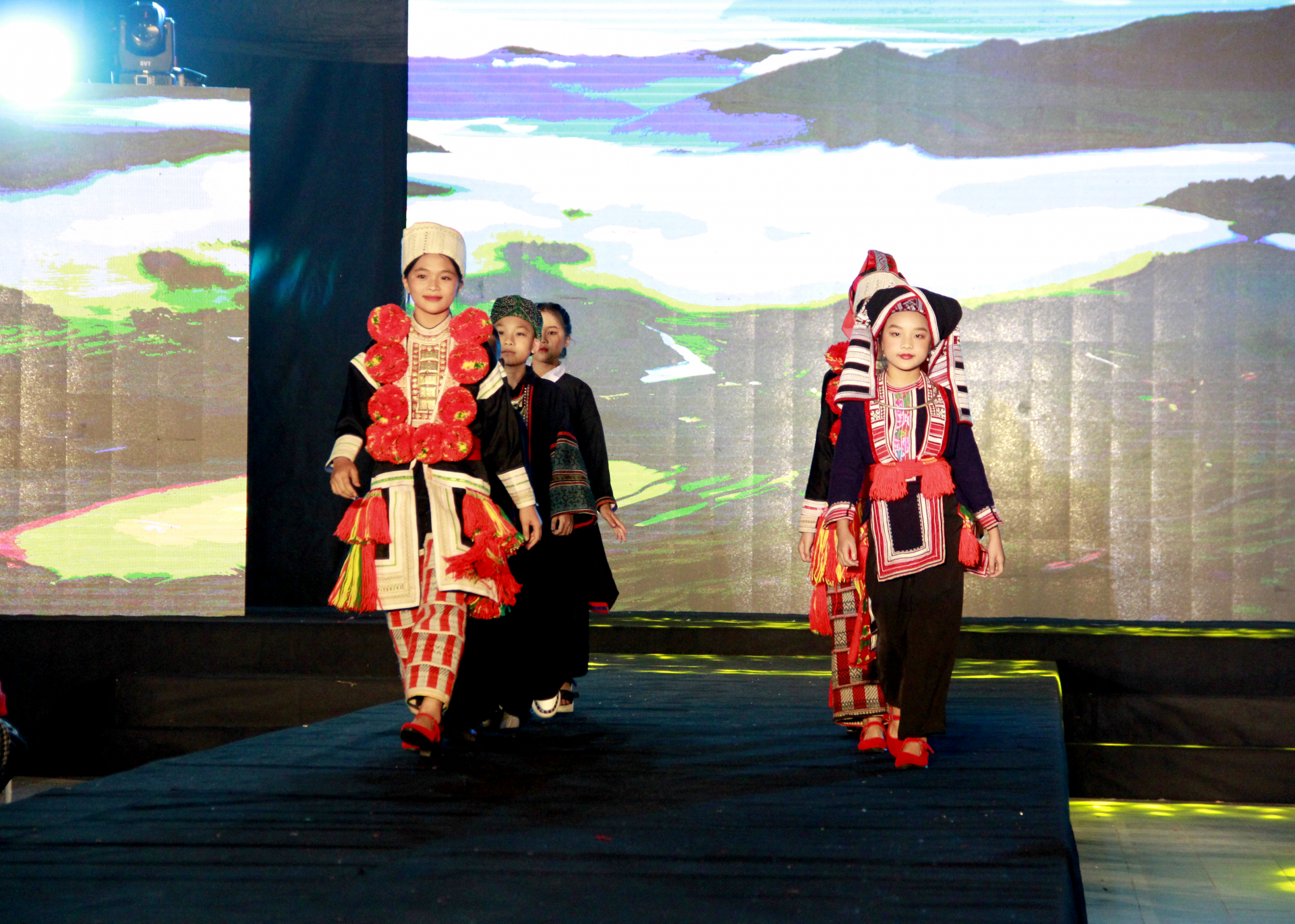 Trình diễn trang phục truyền thống dân tộc Dao.