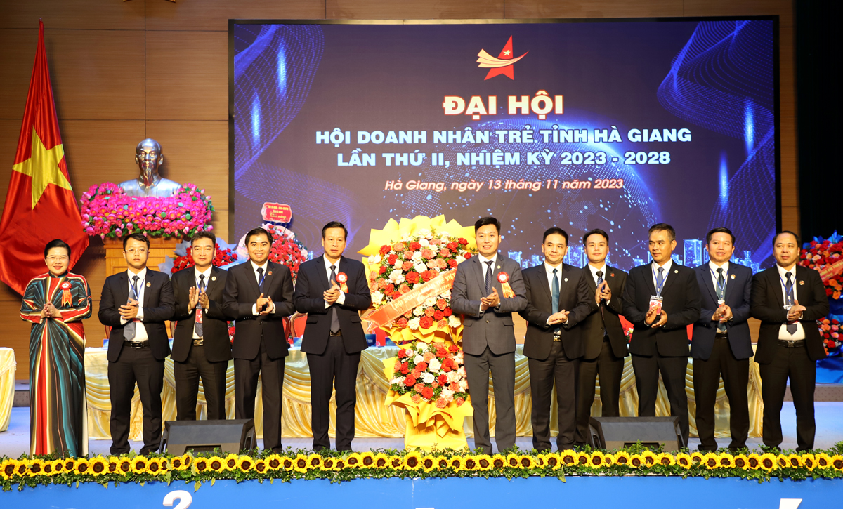 Phó Chủ tịch T.Ư Hội Doanh nhân trẻ Việt Nam Hoàng Công Đoàn tặng hoa chúc mừng đại hội.
