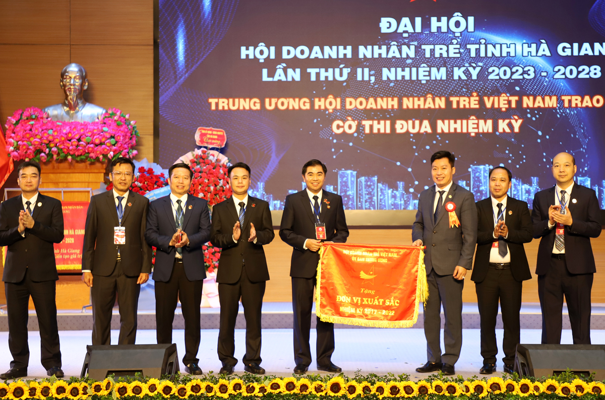 Lãnh đạo T.Ư Hội Doanh nhân trẻ Việt Nam trao Cờ thi đua cho Hội Doanh nhân trẻ tỉnh Hà Giang.