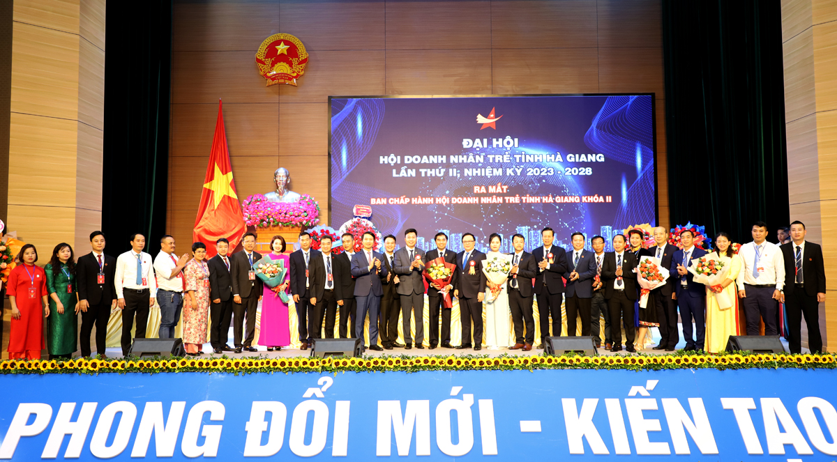 BCH Hội Doanh nhân trẻ tỉnh Hà Giang khóa II ra mắt đại hội.