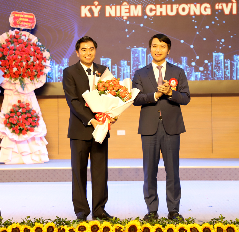 Chủ tịch Hội Doanh nhân trẻ tỉnh Đỗ Ngọc Thuận nhận Kỷ niệm chương Vì thế hệ trẻ.