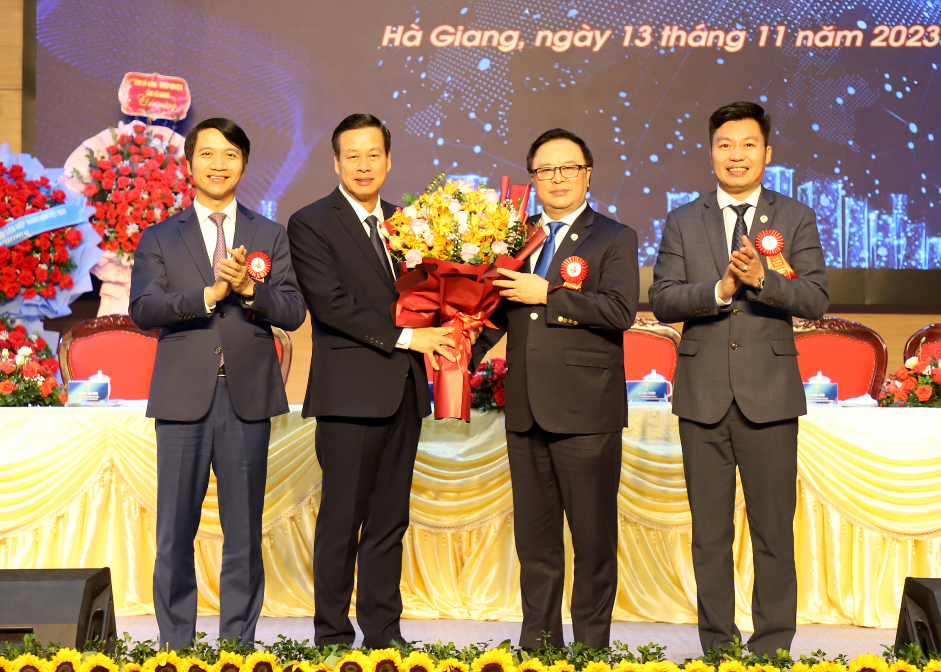 Chủ tịch UBND tỉnh Nguyễn Văn Sơn nhận hoa chúc mừng được suy tôn làm Chủ tịch Danh dự Hội Doanh nhân trẻ tỉnh khóa II.