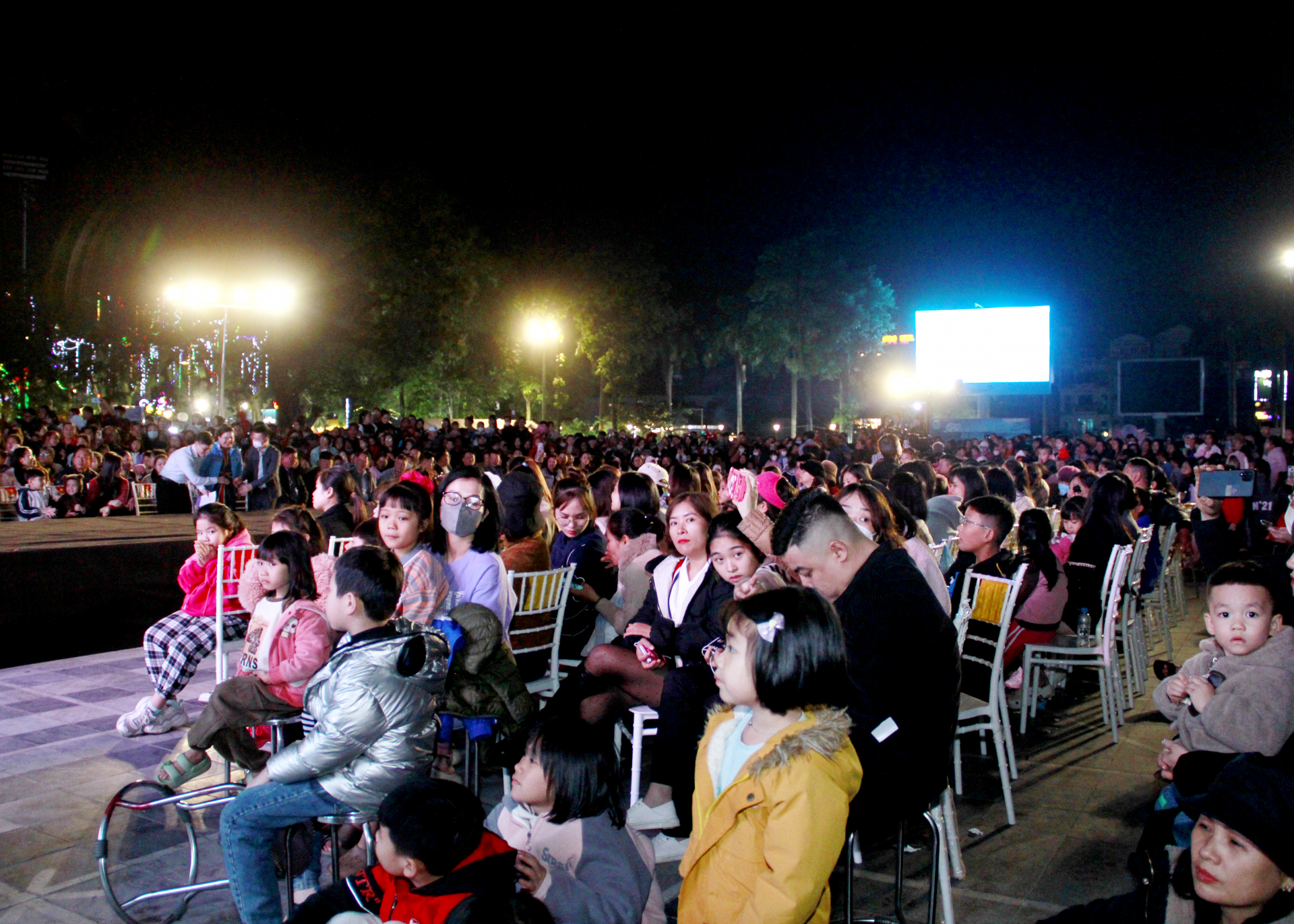 Rất đông khán giả đến xem và cổ vũ cho chương trình. 