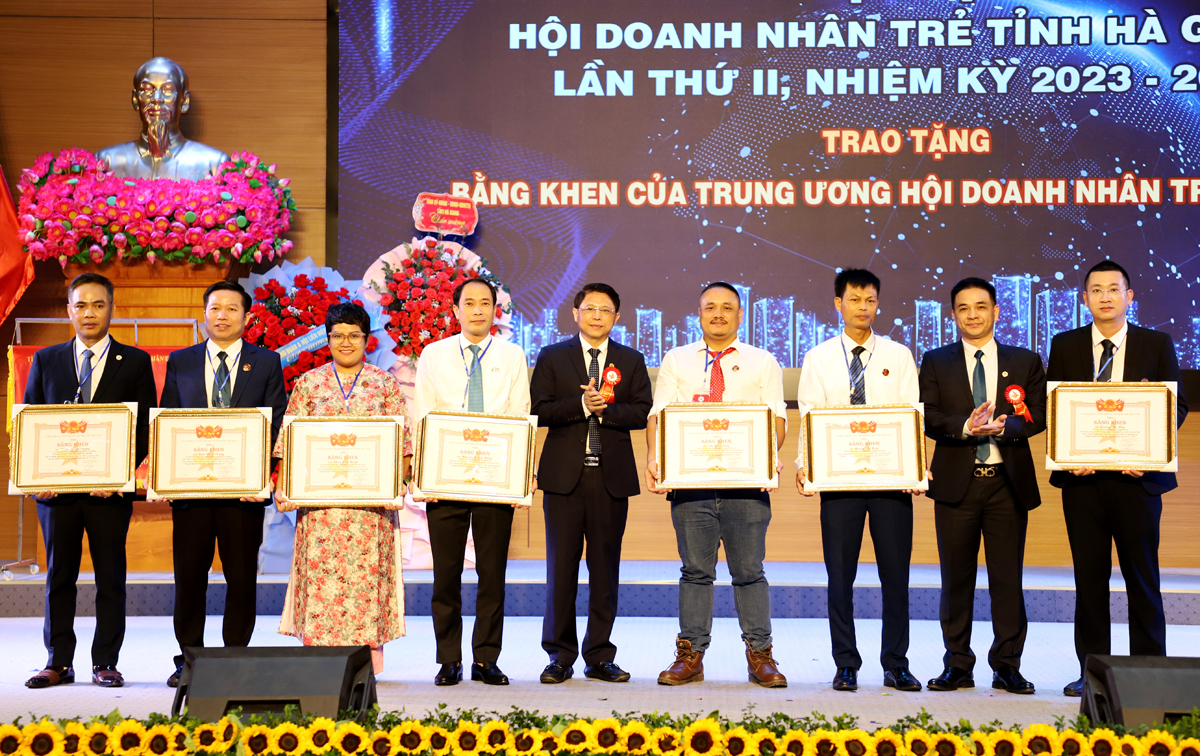 Các doanh nhân được nhận Bằng khen của T.Ư Hội Doanh nhân trẻ Việt Nam.