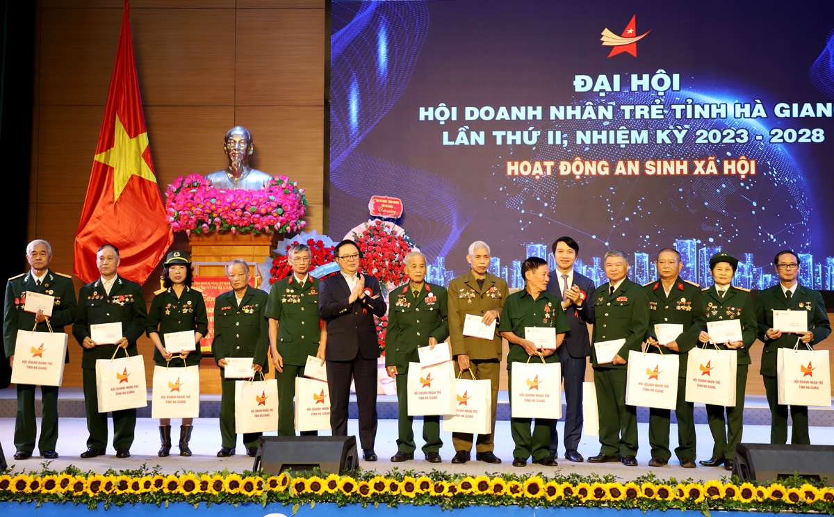Lãnh đạo T.Ư Hội Doanh nhân trẻ Việt Nam và T.Ư Hội Liên hiệp Thanh niên Việt Nam trao quà cho các cựu chiến binh.