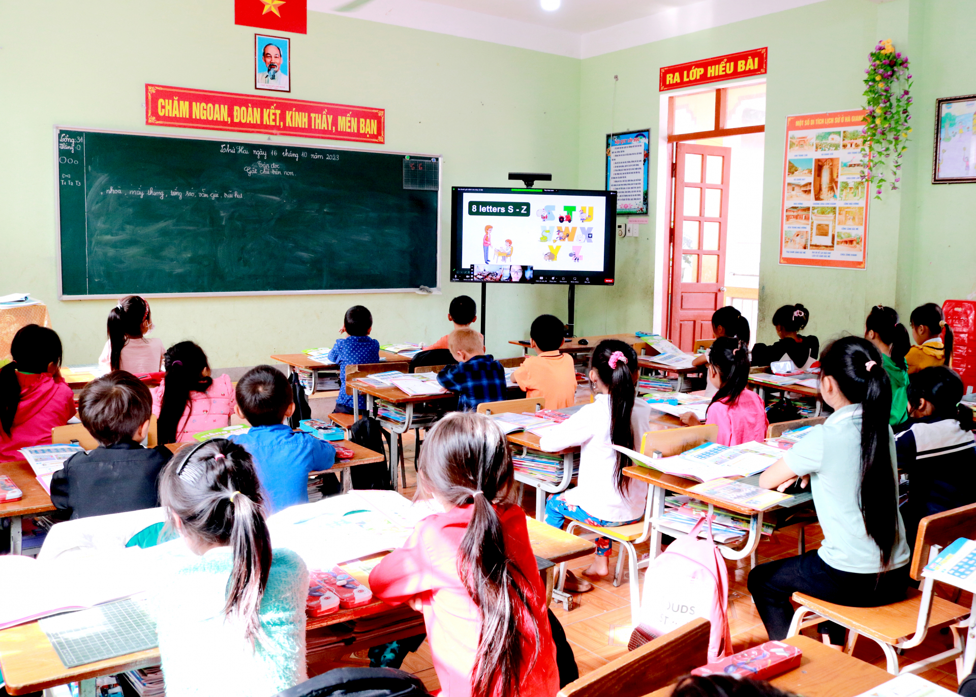 Tiết học trực tuyến của học sinh lớp 4A1 Trường phổ thông dân tộc bán trú Tiểu học Lũng Chinh do giáo viên Trường Marie Curie giảng dạy.