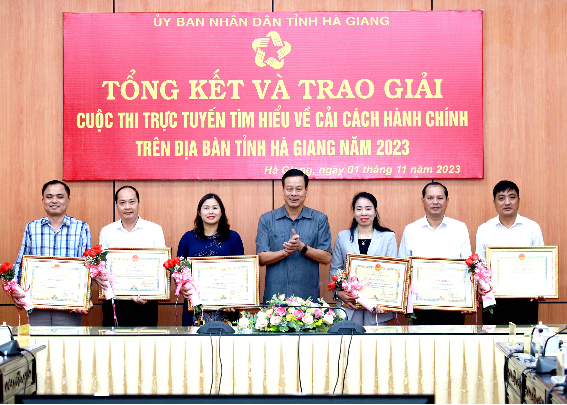 Phó Bí thư Tỉnh ủy, Chủ tịch UBND tỉnh Nguyễn Văn Sơn trao Bằng khen cho các tập thể có nhiều thành tích đóng góp đối với cuộc thi.
