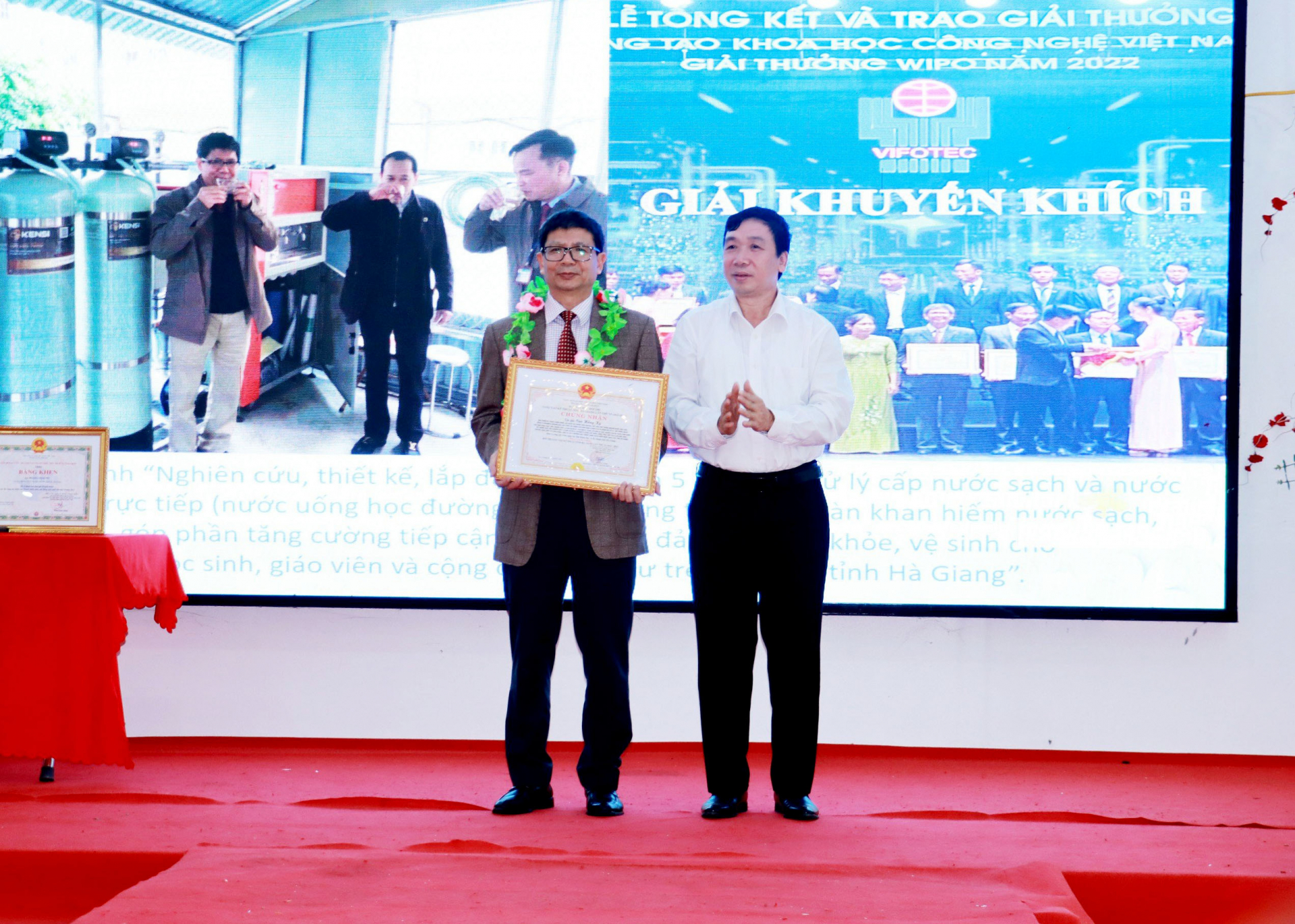 Lãnh đạo Ban Tuyên giáo Tỉnh ủy trao giải Nhất cho tác giả Cao Hồng Kỳ, Chủ tịch Liên hiệp các Hội Khoa học và Kỹ thuật tỉnh trong Hội thi sáng tạo kỹ thuật tỉnh lần thứ 6.