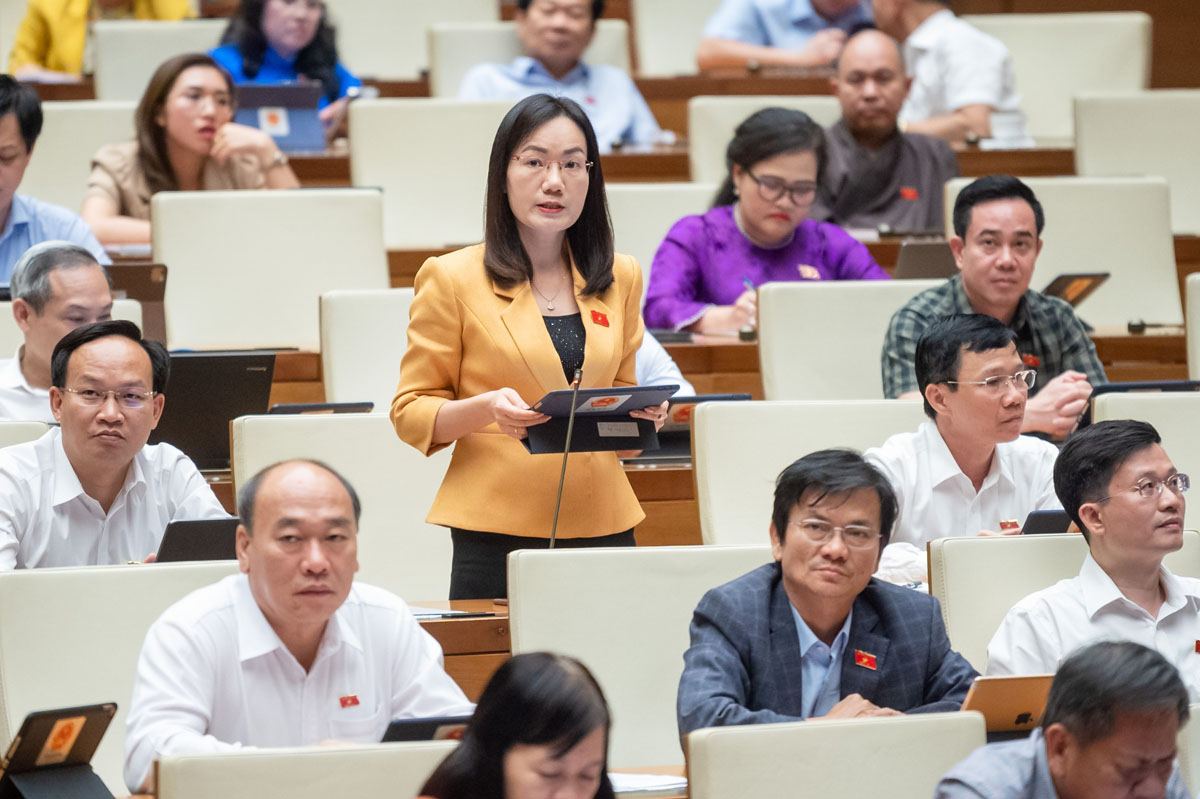 Đại biểu Đỗ Thị Việt Hà (đoàn Bắc Giang) chất vấn Bộ trưởng Bộ Tài nguyên và Môi trường, chiều 6/11.