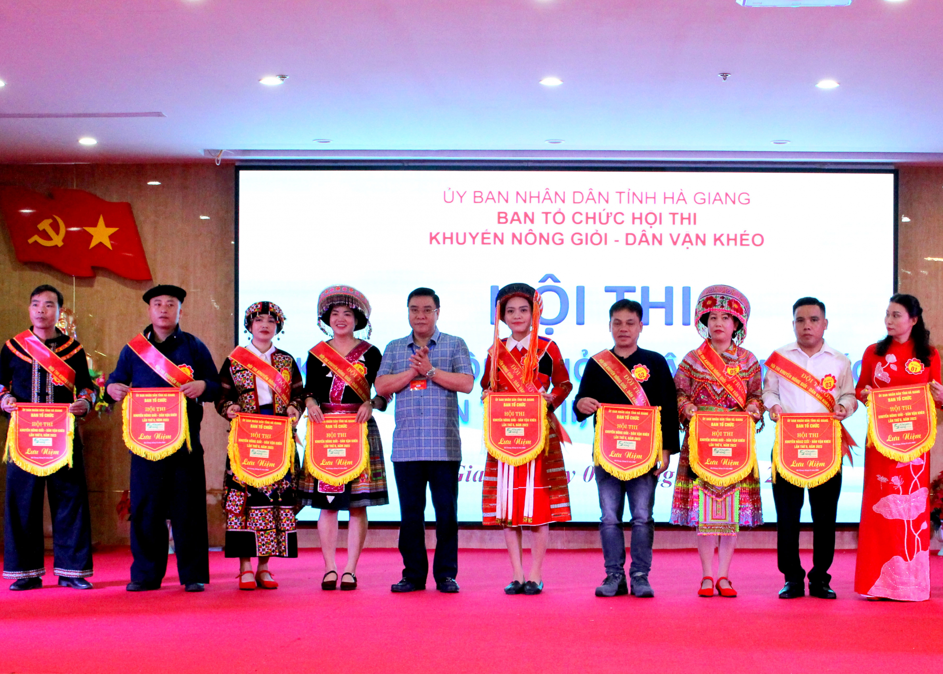 Đồng chí Hoàng Gia Long, Ủy viên BTV Tỉnh ủy, Phó Chủ tịch Thường trực UBND tỉnh trao cờ lưu niệm cho các đội thi.