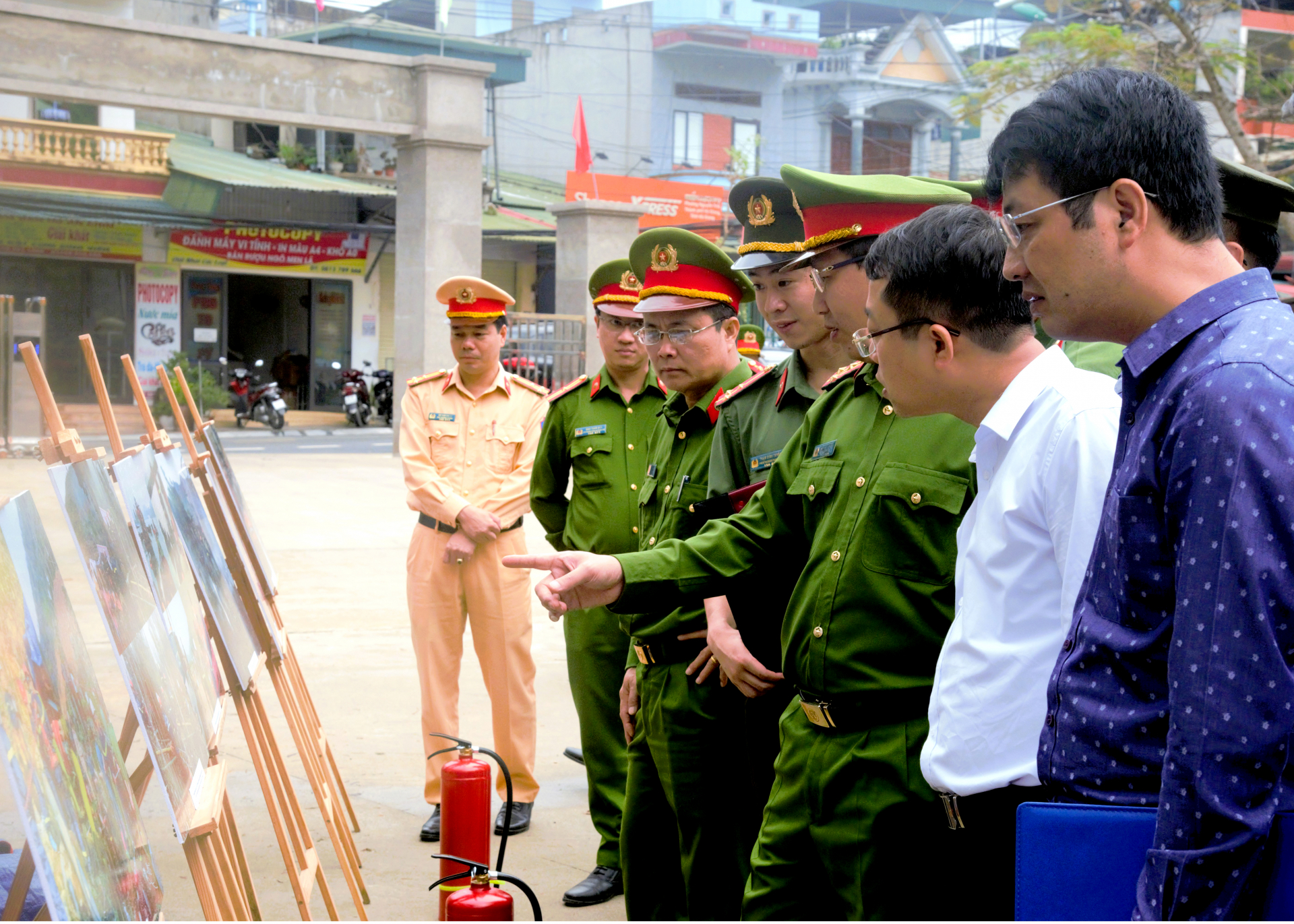 Các đại biểu tham quan triển lãm ảnh trong công tác phòng cháy, chữa cháy và cứu nạn, cứu hộ.