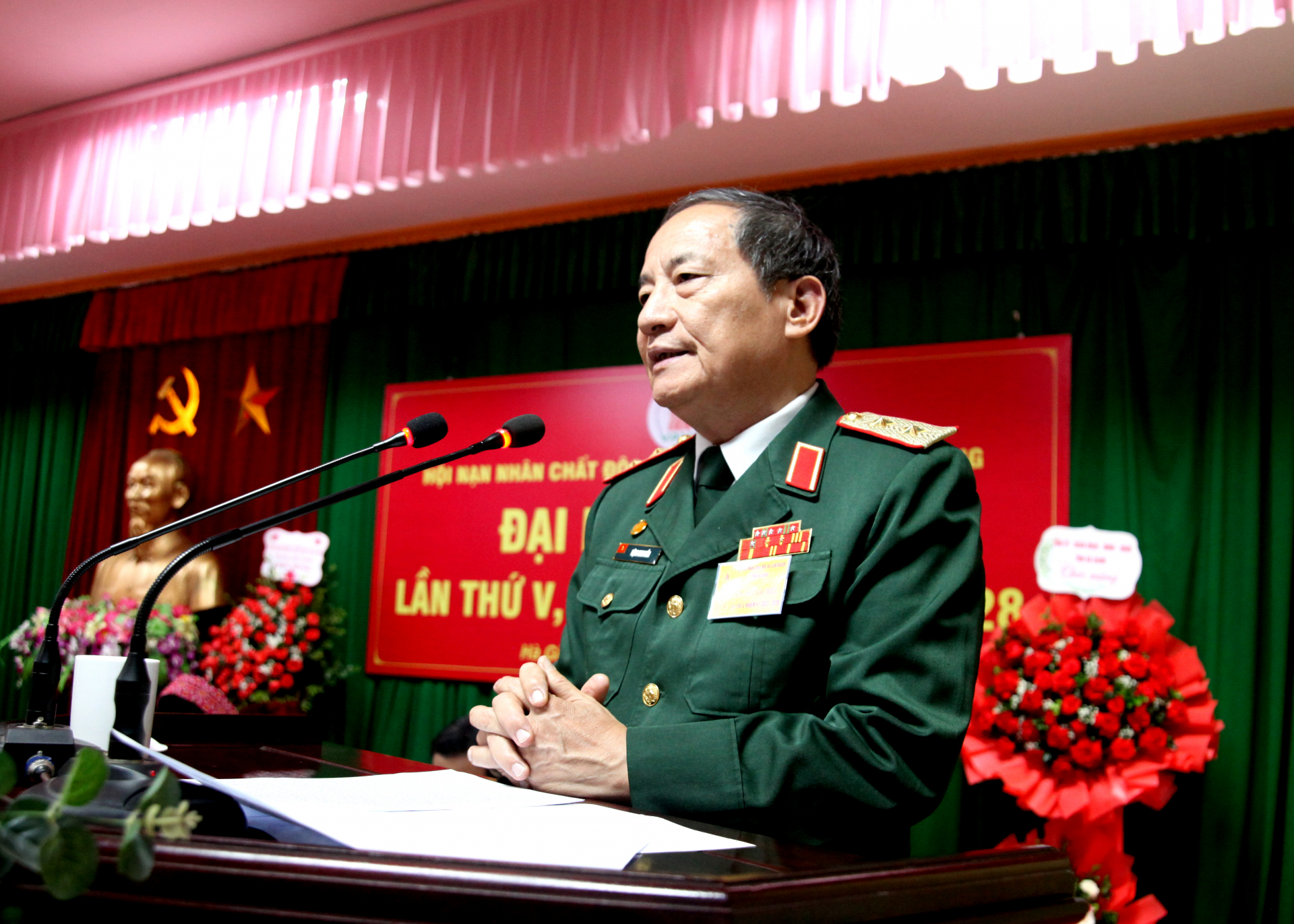 Trung tướng Đặng Nam Điền, Phó Chủ tịch – Tổng thư ký Hội Nạn nhân chất độc da cam/dioxin Việt Nam phát biểu tại đại hội.