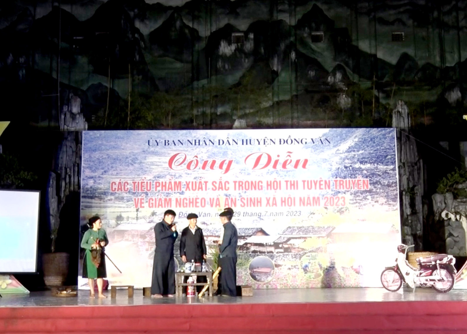 Huyện Đồng Văn tích cực tuyên truyền về giảm nghèo và ASXH thông qua hình thức sân khấu hóa.