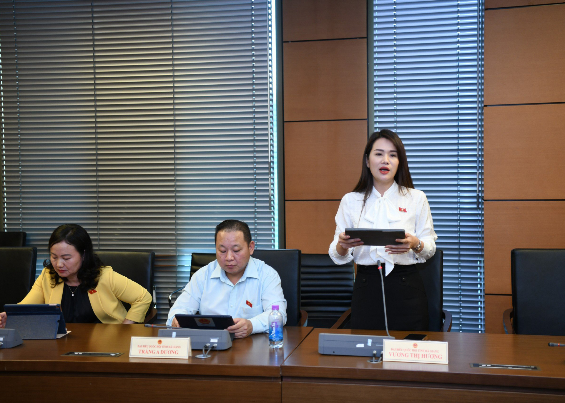 Đại biểu Vương Thị Hương thảo luận tại tổ về dự thảo Luật Lưu trữ (sửa đổi). Ảnh: CTV