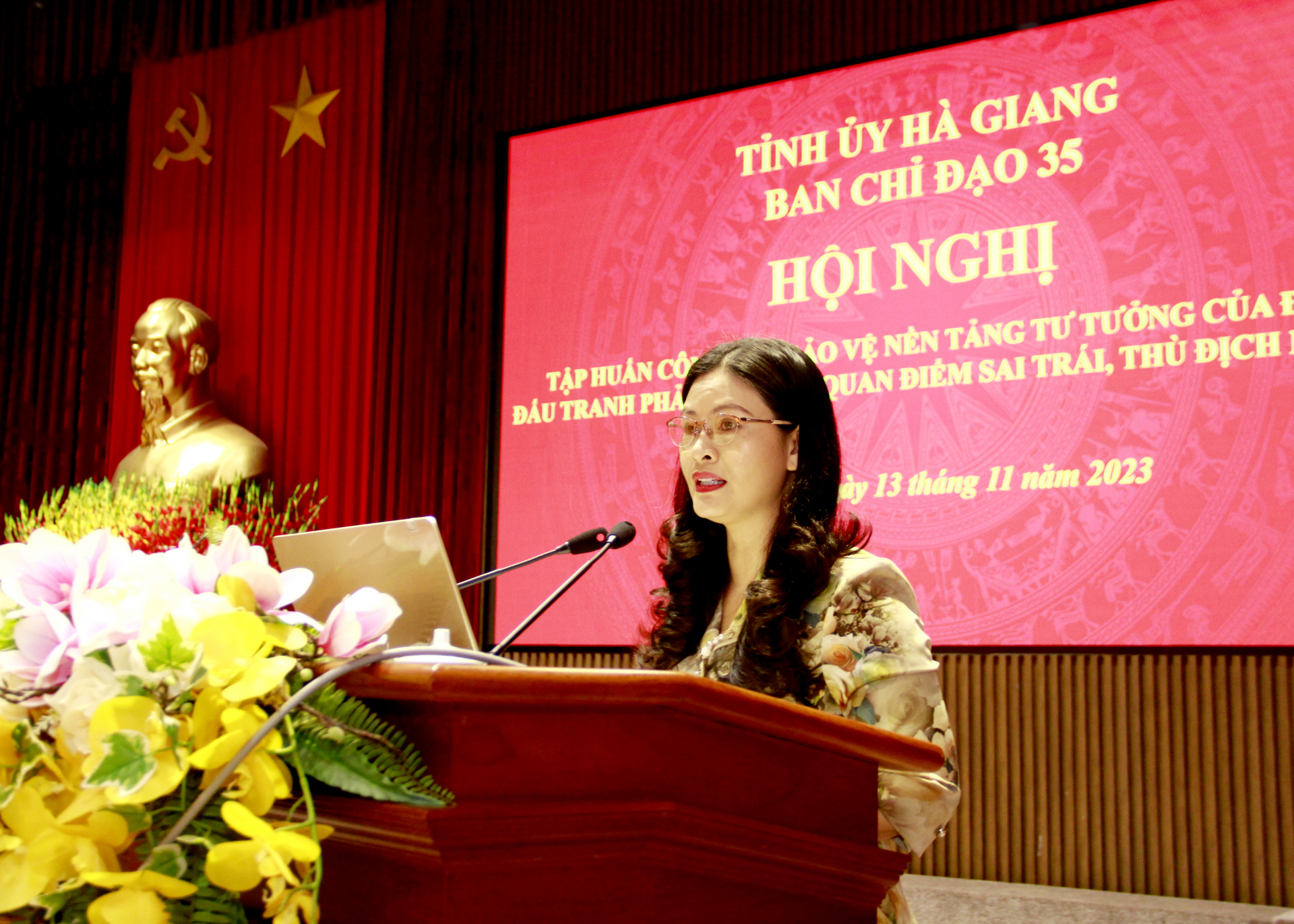 Trưởng Ban Tuyên giáo Tỉnh ủy, Phó Trưởng Ban Thường trực BCĐ 35 tỉnh Vương Ngọc Hà phát biểu tại hội nghị.