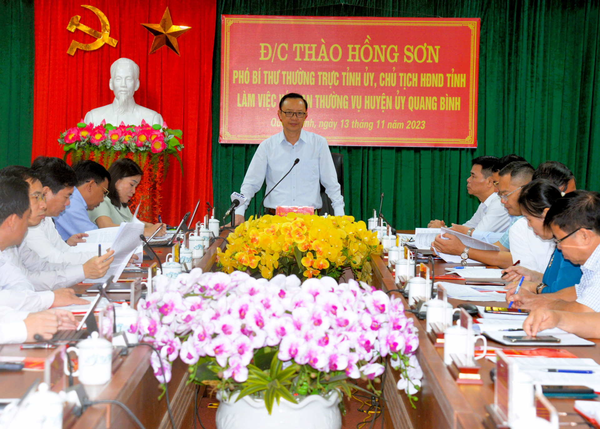 Phó Bí thư Thường trực Tỉnh ủy, Chủ tịch HĐND tỉnh Thào Hồng Sơn phát biểu kết luận buổi làm việc.