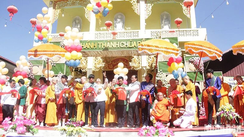 Các đại biểu tham dự buổi lễ cắt băng khánh thành giai đoạn 1, dự án trùng tu Chùa Bồ Đề tại tỉnh Khammuane. 
