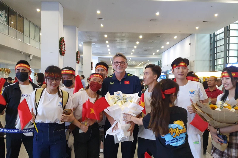 Cổ động viên Việt Nam tại Philippines tặng hoa chào mừng huấn luyện viên Philippe Troussier và đội tuyển tại sân bay Ninoy Aquino.