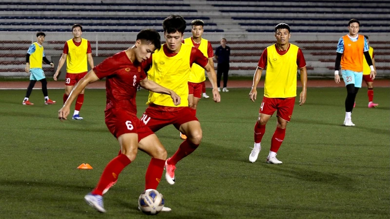 Đội tuyển Việt Nam tập luyện làm quen sân cỏ nhân tạo Rizal Memorial chuẩn bị cho trận đấu với Philippines.