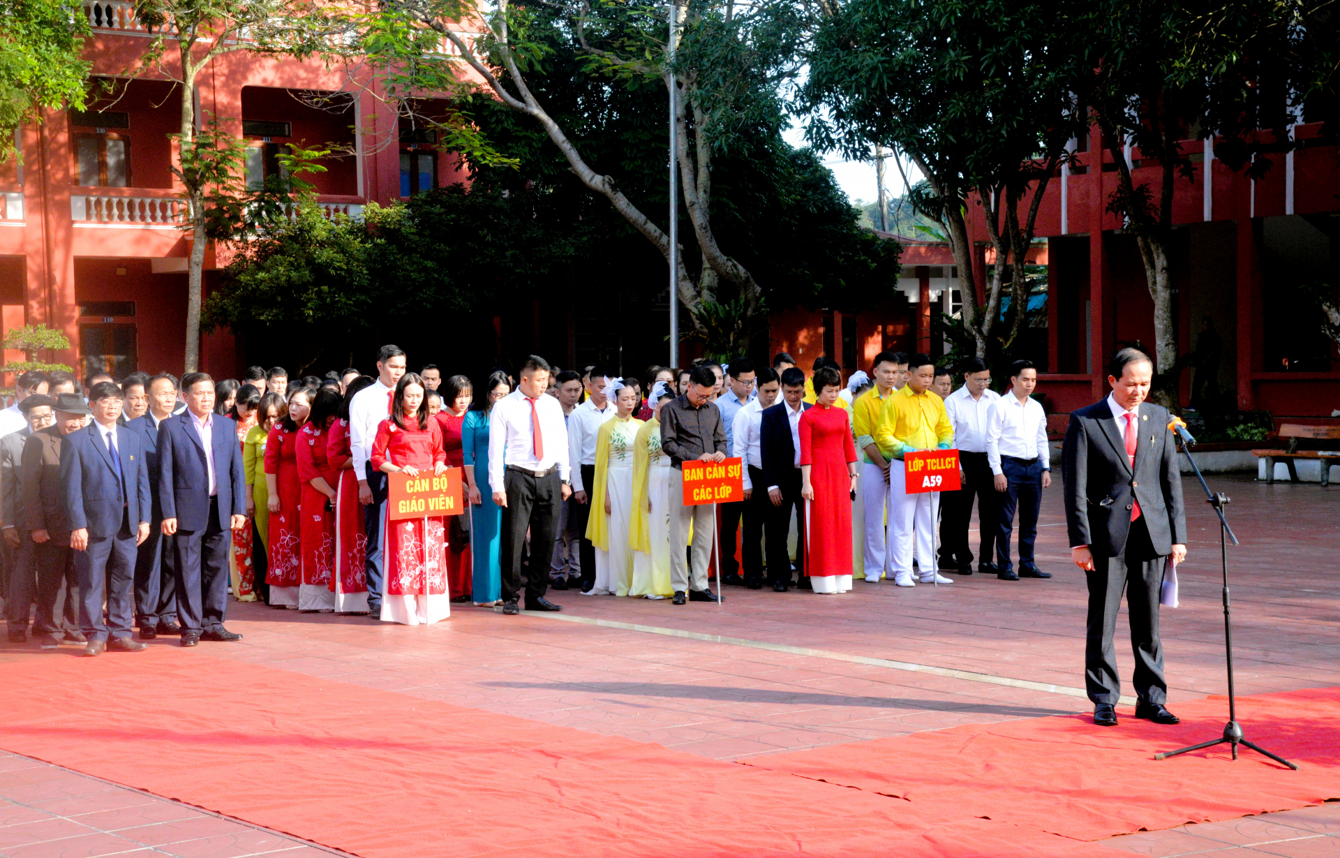 Các đại biểu cùng toàn thể cán bộ, giảng viên, học viên của Trường Chính trị tỉnh dành phút mặc niệm trước Tượng đài Bác Hồ.