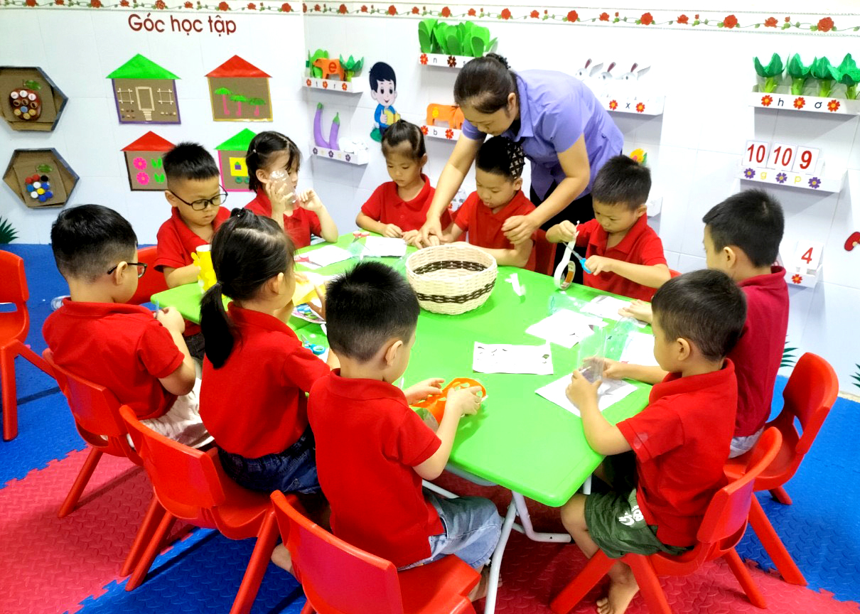 Giáo viên và học sinh Trường Mầm non Sao Mai (thành phố Hà Giang) trong giờ học.
