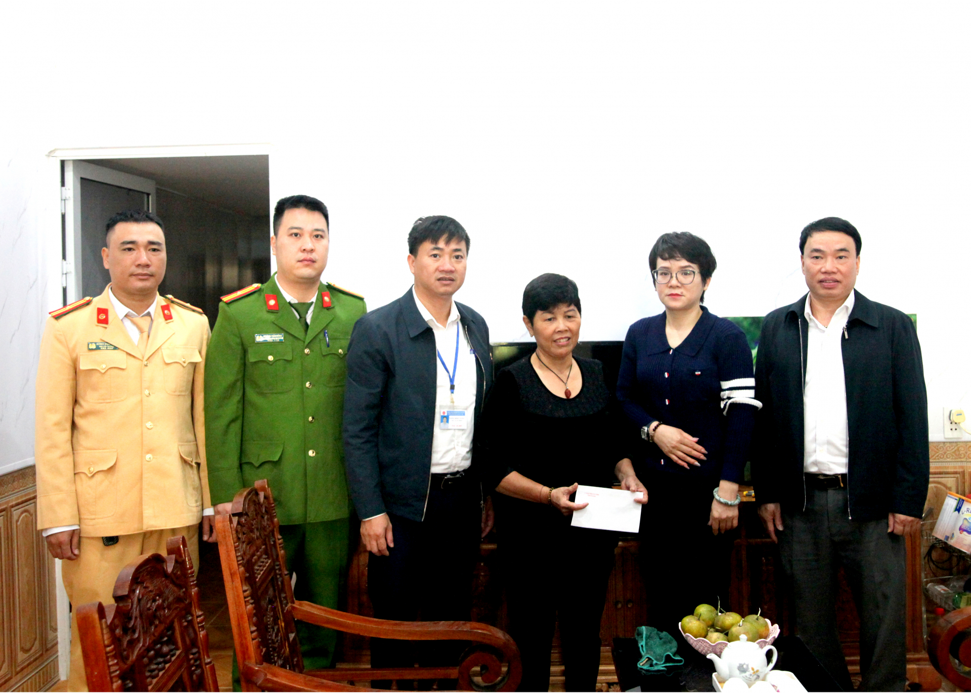 Đoàn công tác thăm, tặng quà gia đình nạn nhân Nguyễn Trung Kiên, tổ 8, phường Ngọc Hà.