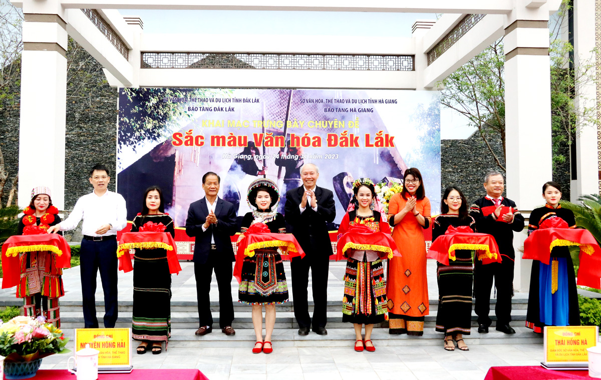 Cắt băng khai mạc không gian trưng bày chuyên đề “Sắc màu văn hóa Đắk Lắk” tại Bảo tàng tỉnh