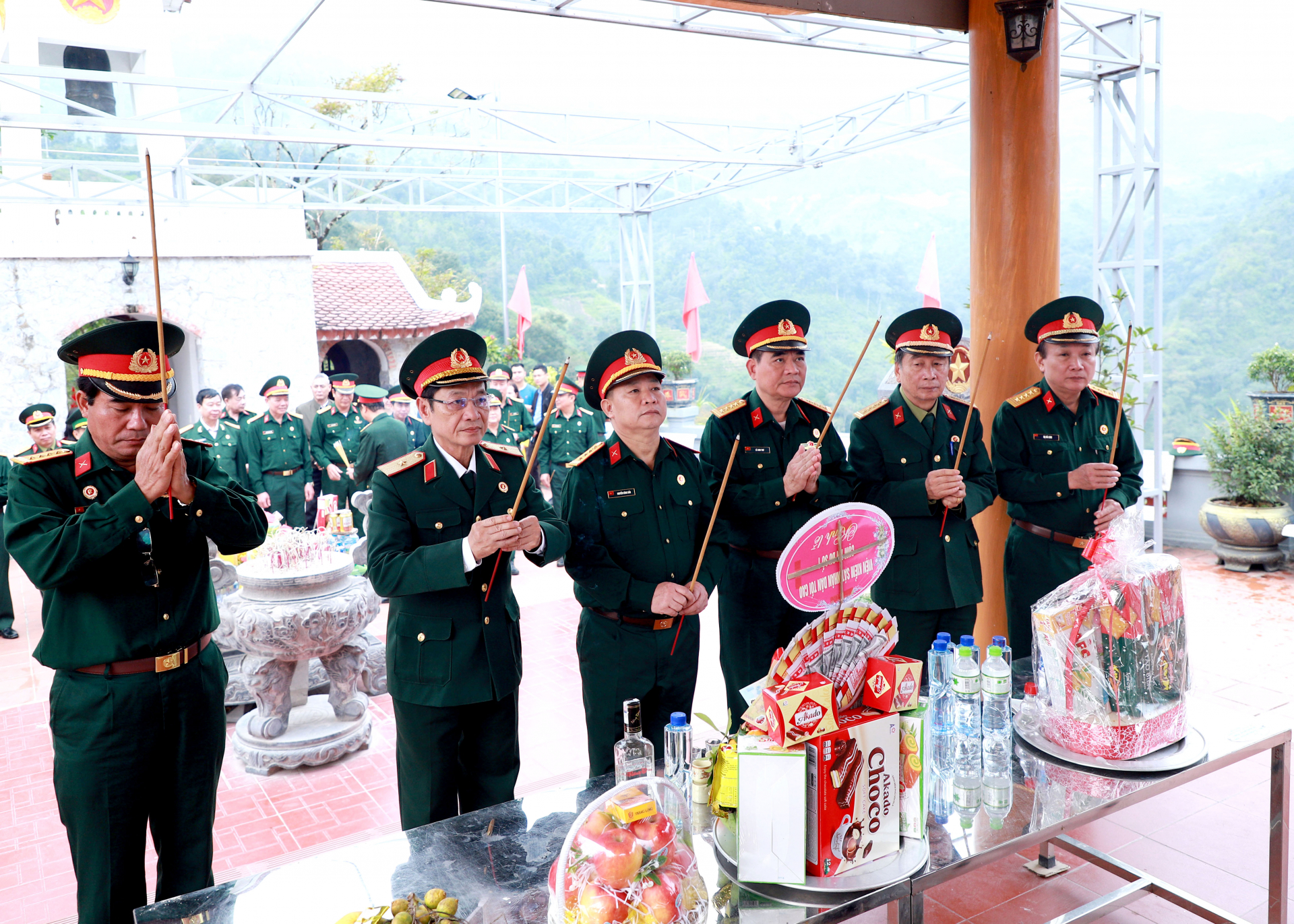 Cụm thi đua số 2 Hội CCB Việt Nam dâng hương tưởng nhớ các Anh hùng Liệt sỹ (AHLS) tại Đền thờ các AHLS trên điểm cao 468.