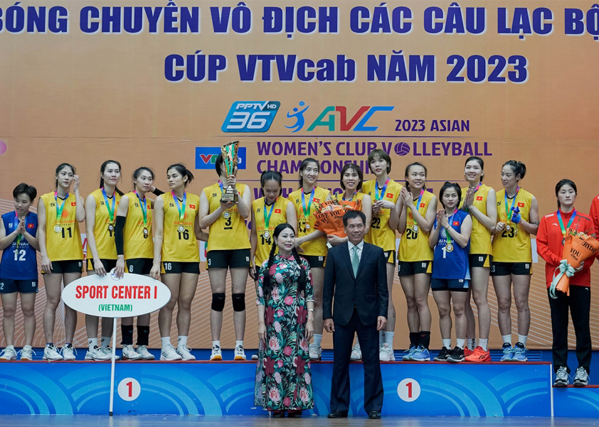 Sport Center 1 (áo vàng) trong lễ bế mạc giải bóng chuyền vô địch các CLB châu Á 2023