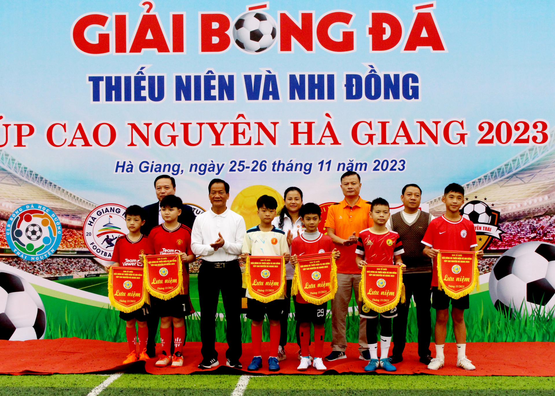 Các đại biểu trao cờ lưu niệm cho các đội tham gia Giải bóng đá Thiếu niên và Nhi đồng tranh cúp Cao nguyên năm 2023.