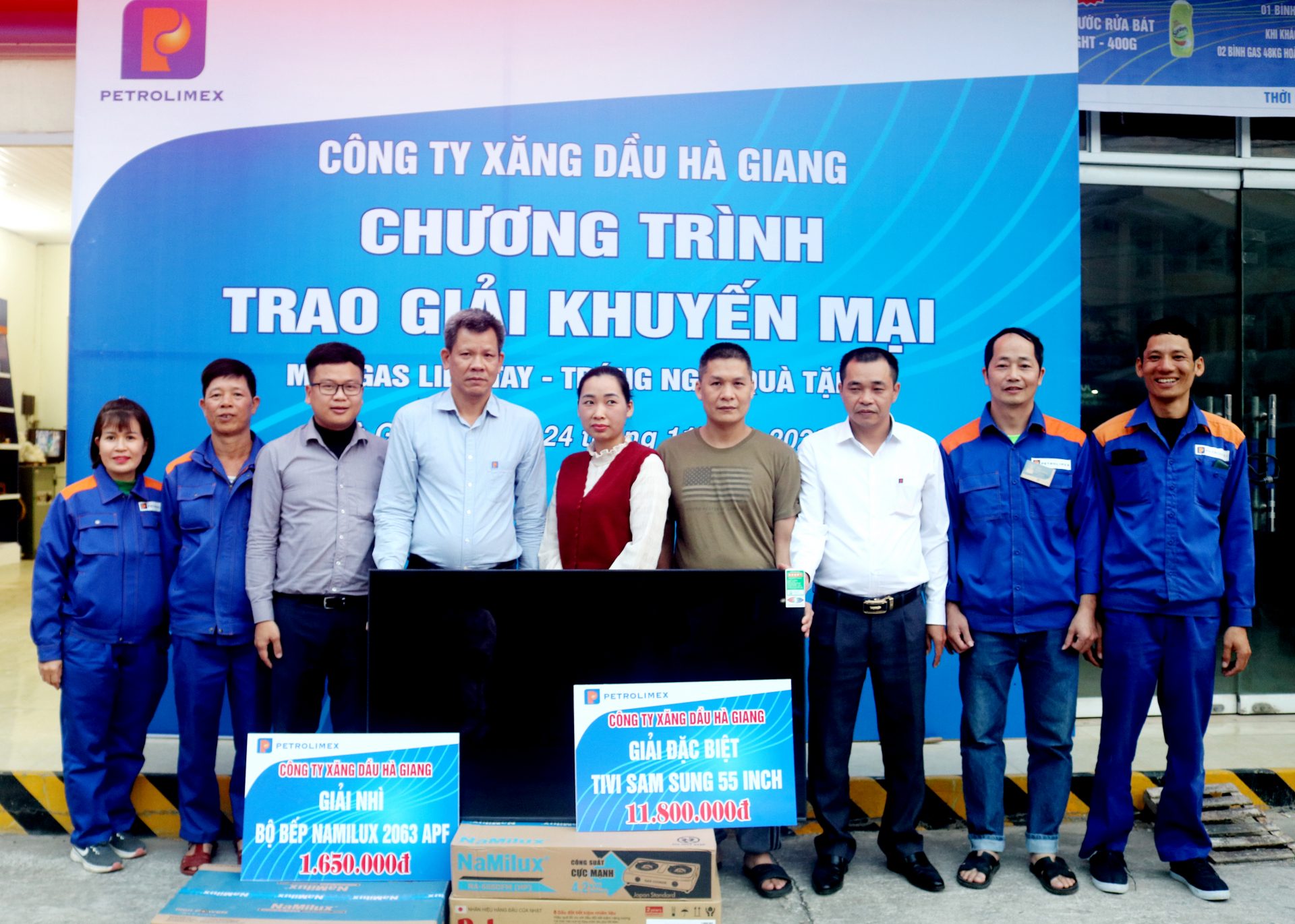 Lãnh đạo Công ty Xăng dầu Hà Giang trao giải Đặc biệt và giải Nhì cho khách hàng trúng thưởng.