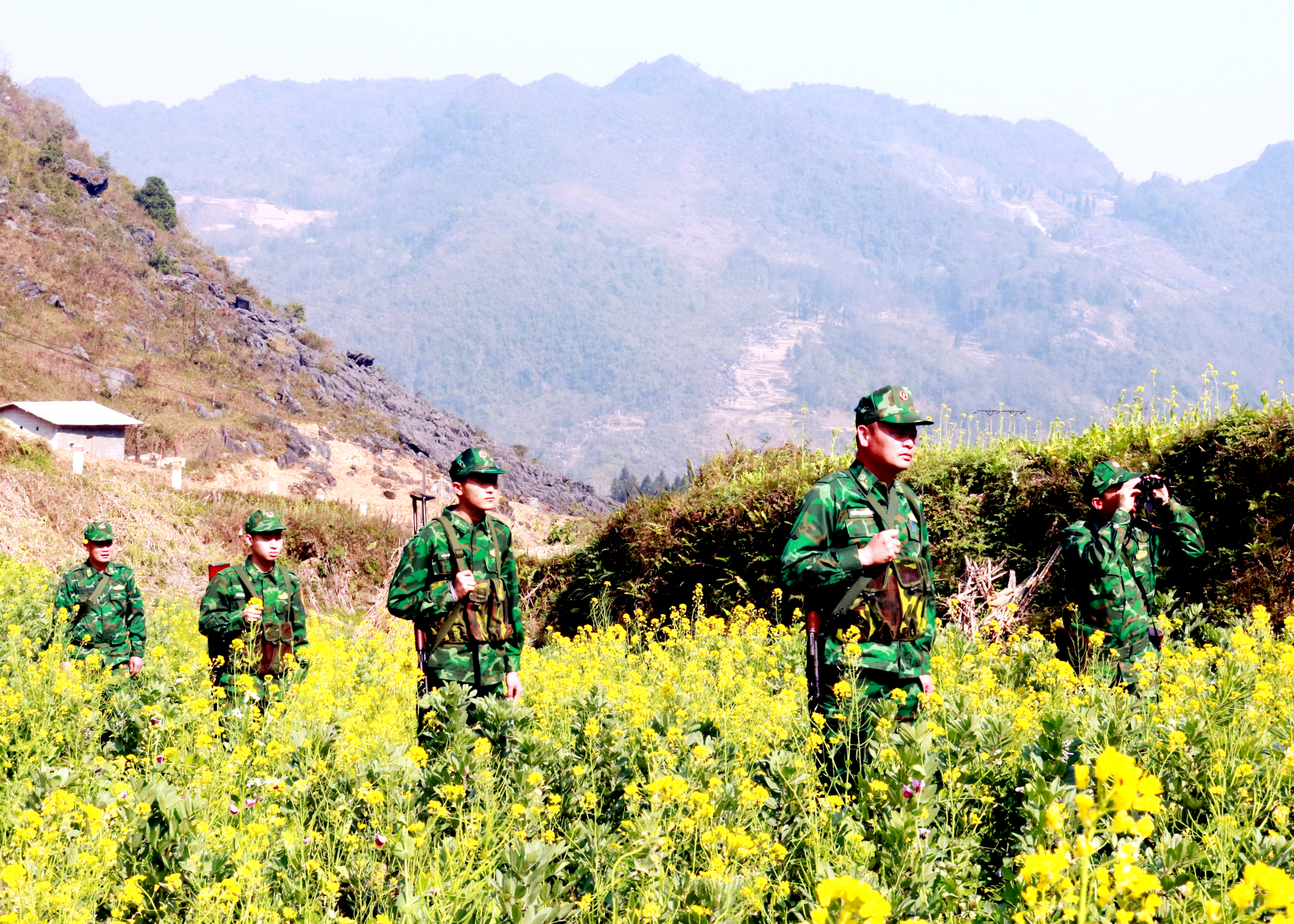 Cán bộ Đồn Biên phòng Phó Bảng (Đồng Văn) tuần tra bảo vệ biên giới.
