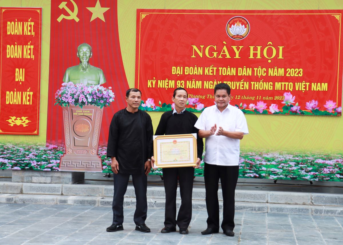 Chủ tịch Ủy ban MTTQ tỉnh Vàng Seo Cón trao Bằng khen của Chủ tịch UBND tỉnh cho Ban Công tác mặt trận thôn Lâm Đồng vì có nhiều thành tích trong công tác tổ chức, triển khai thực hiện “Ngày hội đại đoàn kết dân tộc”, giai đoạn 2003 – 2023.