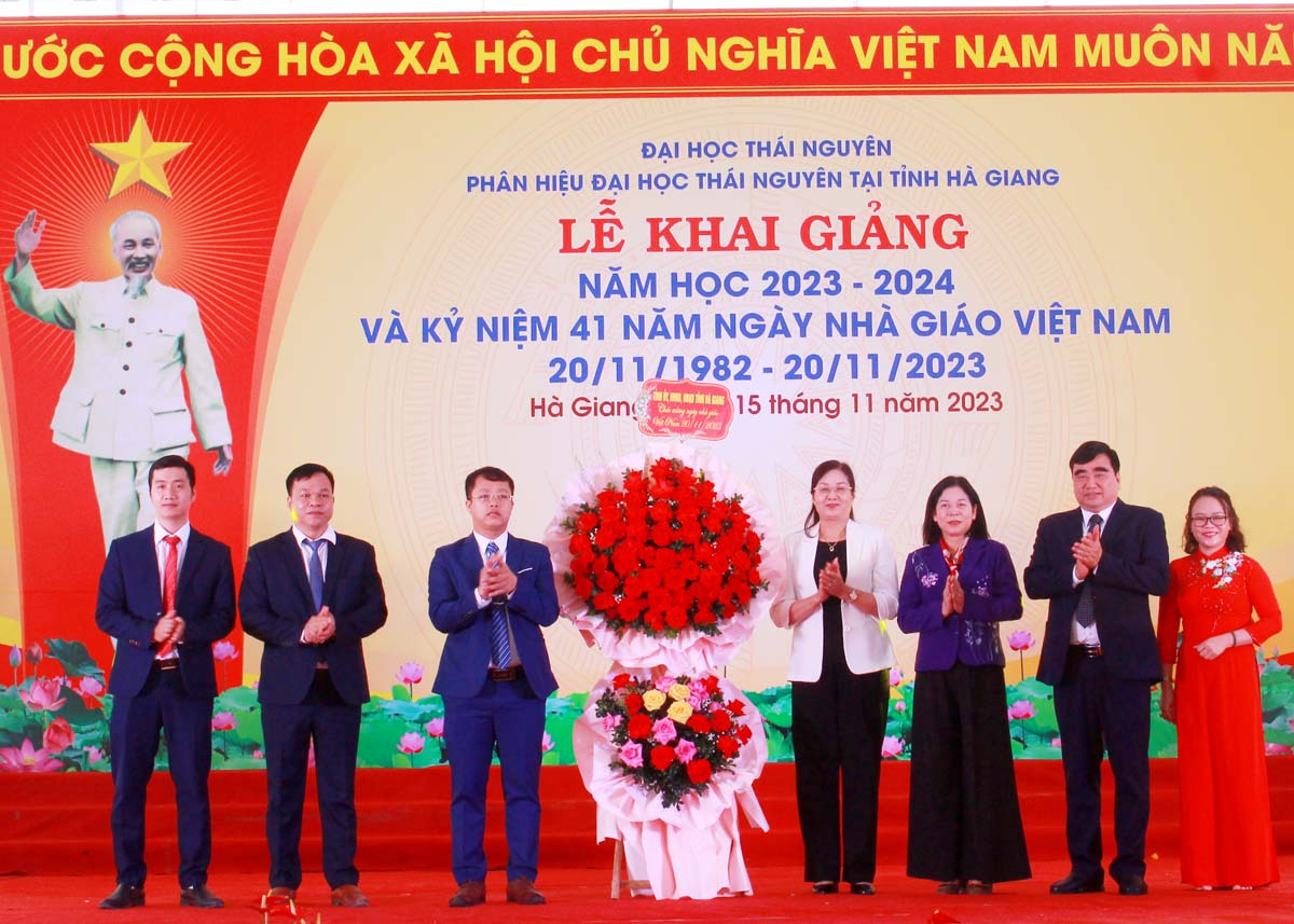 Các đồng chí lãnh đạo tỉnh tặng hoa chúc mừng Phân hiệu ĐHTN tại tỉnh Hà Giang