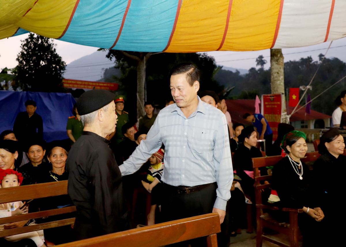 Chủ tịch UBND tỉnh Nguyễn Văn Sơn thăm hỏi đời sống người dân thôn Bản Lạn.