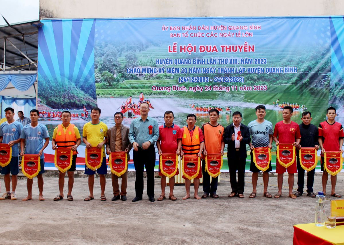 Lãnh đạo huyện Quang Bình trao cờ lưu niệm cho các đội đua