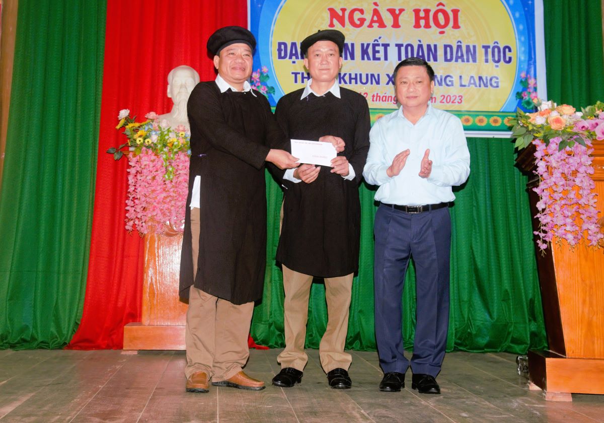 Trưởng Ban Tổ chức Tỉnh ủy Nguyễn Minh Tiến tặng quà, động viên nhân dân thôn Khun trong Ngày hội Đại đoàn kết.