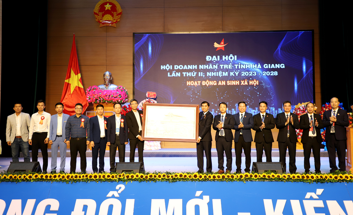 Hội Doanh nhân trẻ tỉnh Hà Nam trao tiền hỗ trợ và tặng tranh cho Hội Doanh nhân trẻ tỉnh Hà Giang.
