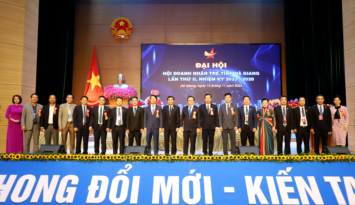 Các đồng chí lãnh đạo tỉnh và đại biểu chụp ảnh lưu niệm tại đại hội.