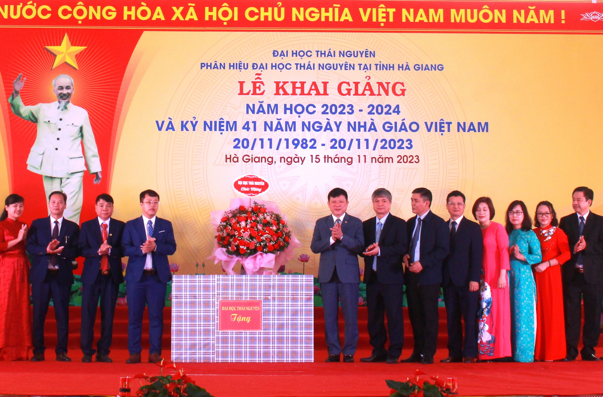 Lãnh đạo Đại học Thái Nguyên tặng hoa chúc mừng Phân hiệu