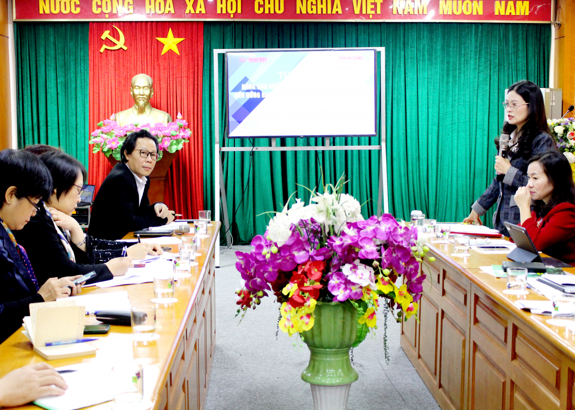 Trưởng Ban Tuyên giáo Tỉnh ủy Vương Ngọc Hà trao đổi với lãnh đạo đại diện Báo Nhân Dân về công tác phối hợp tuyên truyền.