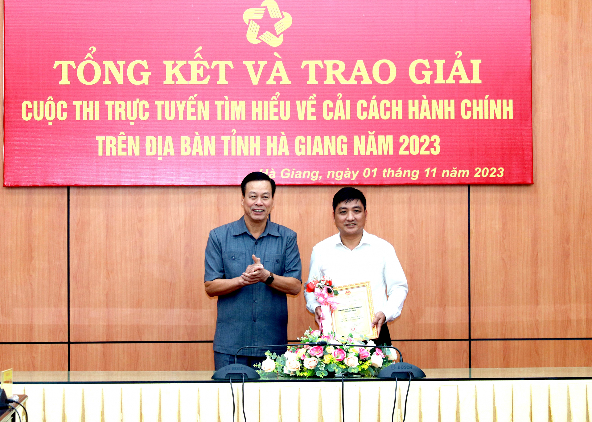 Phó Bí thư Tỉnh ủy, Chủ tịch UBND tỉnh Nguyễn Văn Sơn trao giải Nhất cho tập thể đạt giải.